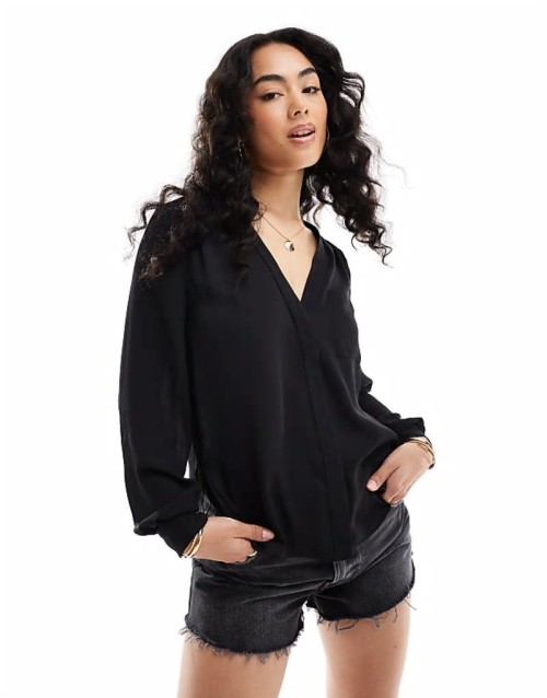 long sve blouse with pocket detail in black
