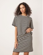 Premium crochet knit short sve t-shirt and mini skirt set in black and white